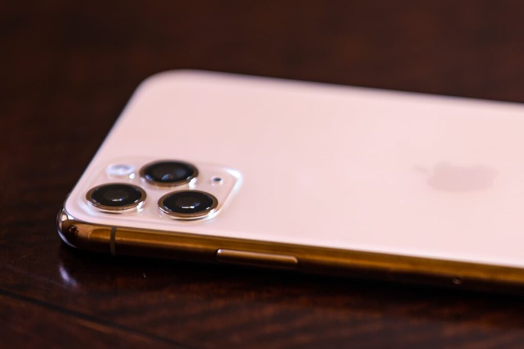 iPhone 11 pro max în aur cu accent pe camera triplă.